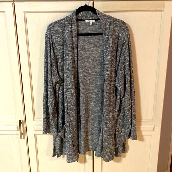 89th & Madison Sweaters - A black , grey and white sweater with front pockets in size 2X